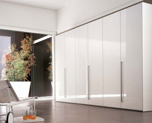 Armario abatible blanco en un dormitorio