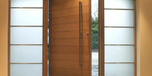 Puerta pivotante en madera de framiré