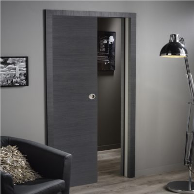 Puerta corredera que está en un salón